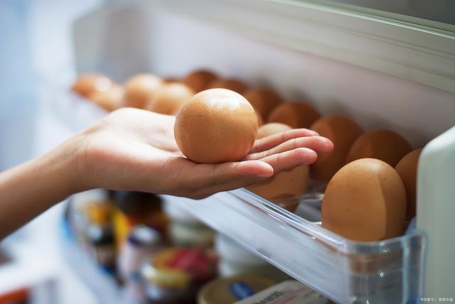 Are you used to keeping your bought eggs in the fridge? This method does not necessarily keep fresh.