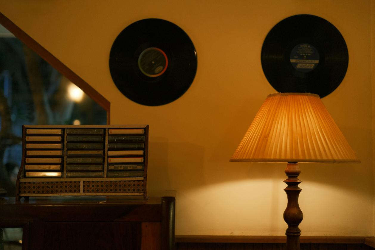 Use Light, Shadow and Fragrance to Press the Food Intake Control Button